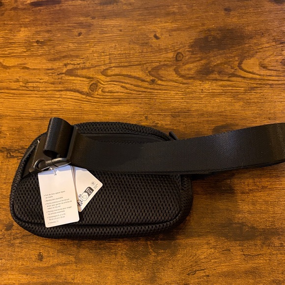 Lululemon Everywhere Black Knit Mesh Belt Bag NWT - Picture 5 of 7